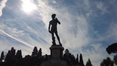 Florence, İtalya, 5 Kasım 2024: Piazzale Michelangelo, Anıt ve Hatıra.