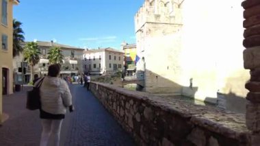 Sirmione, İtalya - 6 Kasım 2024: Sirmione 'nin tarihi merkezi Scaliger Castle, Garda Gölü kıyısında. Castello Scaligero Sirmione.