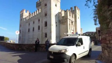 Sirmione, İtalya - 6 Kasım 2024: Sirmione 'nin tarihi merkezi Scaliger Castle, Garda Gölü kıyısında. Castello Scaligero Sirmione.