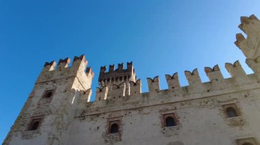 Sirmione, İtalya - 6 Kasım 2024: Sirmione 'nin tarihi merkezi Scaliger Castle, Garda Gölü kıyısında. Castello Scaligero Sirmione.