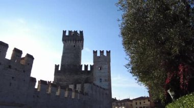 Sirmione, İtalya - 6 Kasım 2024: Sirmione 'nin tarihi merkezi Scaliger Castle, Garda Gölü kıyısında. Castello Scaligero Sirmione.