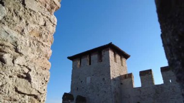 Sirmione, İtalya - 6 Kasım 2024: Sirmione 'nin tarihi merkezi Scaliger Castle, Garda Gölü kıyısında. Castello Scaligero Sirmione.