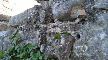 Sirmione, İtalya - 6 Kasım 2024: Sirmione 'nin tarihi merkezi Scaliger Castle, Garda Gölü kıyısında. Castello Scaligero Sirmione.