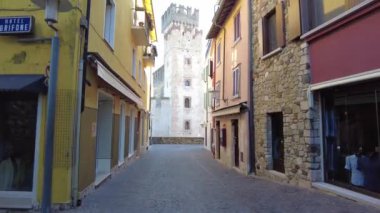 Sirmione, İtalya - 6 Kasım 2024: Sirmione 'nin tarihi merkezi Scaliger Castle, Garda Gölü kıyısında. Castello Scaligero Sirmione.