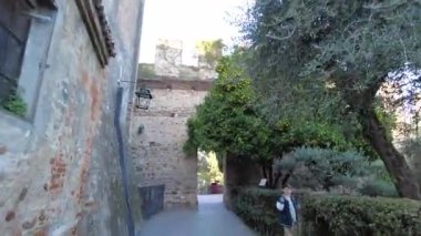 Sirmione, İtalya - 6 Kasım 2024: Sirmione 'nin tarihi merkezi Scaliger Castle, Garda Gölü kıyısında. Castello Scaligero Sirmione.