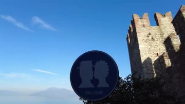 Sirmione, İtalya - 6 Kasım 2024: Sirmione 'nin tarihi merkezi Scaliger Castle, Garda Gölü kıyısında. Castello Scaligero Sirmione. 