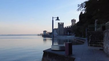 Sirmione, İtalya - 6 Kasım 2024: Sirmione 'nin tarihi merkezi Scaliger Castle, Garda Gölü kıyısında. Castello Scaligero Sirmione.