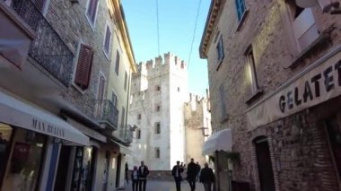 Sirmione, İtalya - 6 Kasım 2024: Sirmione 'nin tarihi merkezi Scaliger Castle, Garda Gölü kıyısında. Castello Scaligero Sirmione.