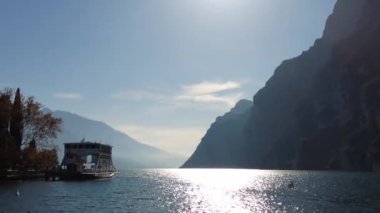 Riva del Garda, İtalya - 7 Kasım 2024 Garda Gölü ve dağların manzarası. Adamello feribotu.