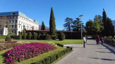 Riva del Garda, İtalya - 7 Kasım 2024 Garda Gölü ve dağların manzarası. Adamello feribotu.