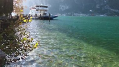 Riva del Garda, İtalya - 7 Kasım 2024 Garda Gölü ve dağların manzarası. Adamello feribotu.