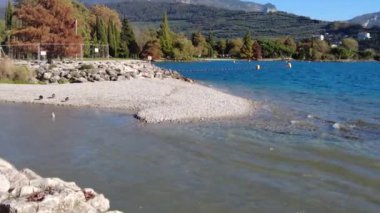 Riva del Garda, İtalya - 7 Kasım 2024 Garda Gölü ve dağların manzarası. Adamello feribotu.