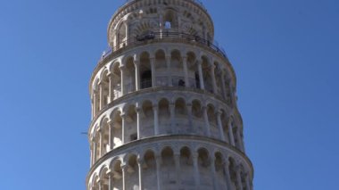 Pisa, İtalya - 4 Kasım 2024: Eğik Pisa Kulesi ve Pisa Katedrali. 