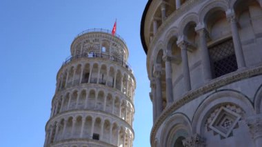 Pisa, İtalya - 4 Kasım 2024: Eğik Pisa Kulesi ve Pisa Katedrali. 