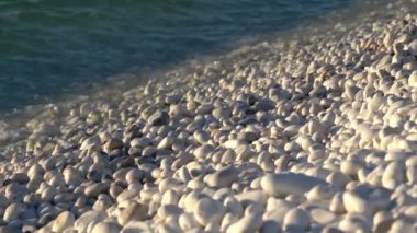 Marina di Pisa, Pisa ili, İtalya - 4 Kasım 2024: Kar beyazı taşlı sahili. Beyaz taş çakıl.