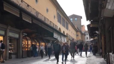 Florence, İtalya - 5 Kasım 2024: Floransa şehri ve Ponte Vecchio (Eski Köprü).