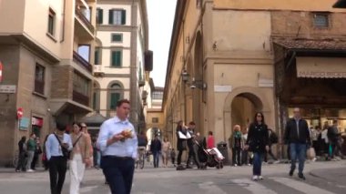 Florence, İtalya - 5 Kasım 2024: Floransa şehri ve Ponte Vecchio (Eski Köprü).