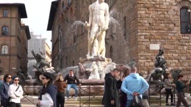 Florence, İtalya - 5 Kasım 2024: İtalya, Floransa 'daki Neptün Çeşmesi, Palazzo Vecchio' nun önündeki Piazza della Signoria 'da.