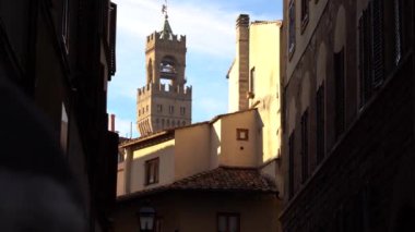 Florence, İtalya - 5 Kasım 2024: Floransa şehir manzarası ve Giotto 'nun Campanile' i (Duomo Campanile). Yeniden yapılanma. Vernazza yüksek irtifada hidrolik kaldırma.