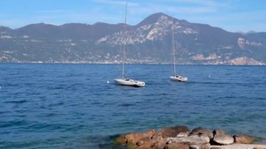 Garda Gölü, İtalya - 6 Kasım 2024: Dağlı ve yatlı manzara.