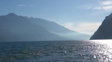 Garda Gölü, İtalya - 6 Kasım 2024: Dağlı ve yatlı manzara.
