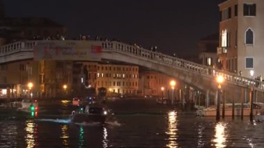 Venedik, İtalya - 8 Kasım 2024: Akşamları şehrin kanalları görülüyor. Gondollar. Büyük Kanal.