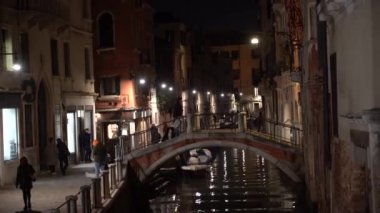 Venedik, İtalya - 8 Kasım 2024: Akşamları şehrin kanalları görülüyor. Şehir manzarası.