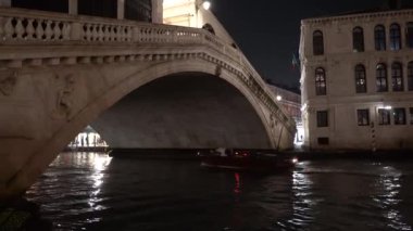 Venedik, İtalya - 8 Kasım 2024: Akşamları şehrin kanalları görülüyor. Gondollar. Büyük Kanal.