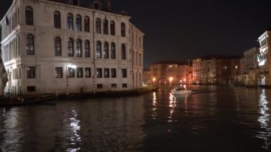 Venedik, İtalya - 8 Kasım 2024: Akşamları şehrin kanalları görülüyor. Gondollar. Büyük Kanal.