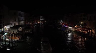Venedik, İtalya - 8 Kasım 2024: Akşamları şehrin kanalları görülüyor. Gondollar. Büyük Kanal.