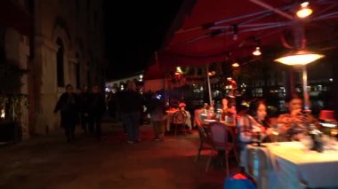 Venedik, İtalya - 8 Kasım 2024: Akşamları şehrin kanalları görülüyor. Şehir manzarası.