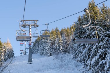 Sky Bridge 721, Aşağı Moravya, Çek Cumhuriyeti - 1 Aralık 2024: Kayak kaldırma. Kablolu araba. Dağ beldesi Dolni Morava 