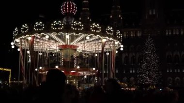 Viyana, Avusturya - 13 Aralık 2024: Rathaus Park ve Viyana Belediye Binası akşam manzarası. Noel pazarı. Yeni yıl aydınlanması. Meydandaki insanlar.