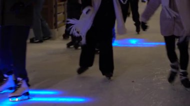 Viyana, Avusturya - 13 Aralık 2024: Rathaus Park 'ın akşam manzarası ve Viyana Belediye Binası yakınlarındaki buz pateni pisti. İnsanlar kayıyor..