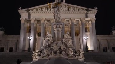 Viyana, Avusturya - 13 Aralık 2024: Avusturya Parlamentosu binasının akşam manzarası. Işıklandırma.