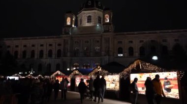 Viyana, Avusturya - 13 Aralık 2024: Maria Theresien Platz Gece Manzarası. Noel Pazarı. Yeni Yıl Aydınlanması.