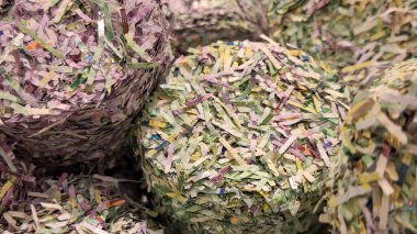 Paramparça edilmiş ve yok edilmiş Euro banknotlarının yakın plan görüntüleri, mali krizleri, ekonomik çöküşü veya yasadışı para imhası sembolize ediyor. Düz bir yüzeye saçılmış renkli para birimleri tam bir görsel zıtlık yaratıyor. İllus için ideal.