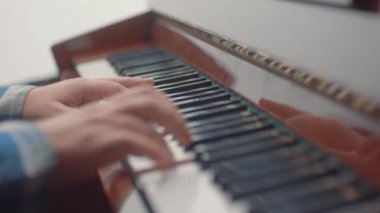 Piyano çalan erkek el. Piyano çalmaya yakın çekim. Piyano tuşları.