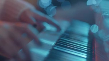 Piyano çalan kadın eli. Piyano çalmaya yakın çekim. Piyano tuşları. Konser tonu bokeh.