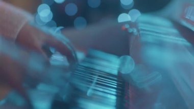 Piyano çalan kadın eli. Piyano çalmaya yakın çekim. Piyano tuşları. Konser tonu bokeh.