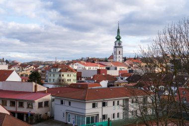 Trebic, Çek Cumhuriyeti - 4 Ocak 2025: Şehir manzarası. St. Martin Kilisesi. 