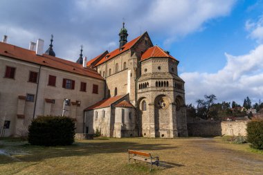 Trebic, Çek Cumhuriyeti - 4 Ocak 2025: Şehir manzarası. St. Procopius Bazilikası manzarası