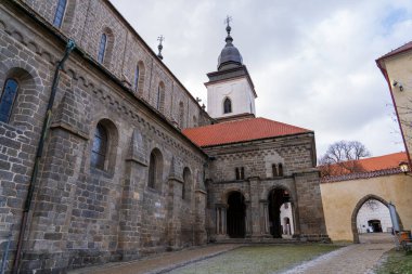 Trebic, Çek Cumhuriyeti - 4 Ocak 2025: Şehir manzarası. St. Procopius Bazilikası manzarası