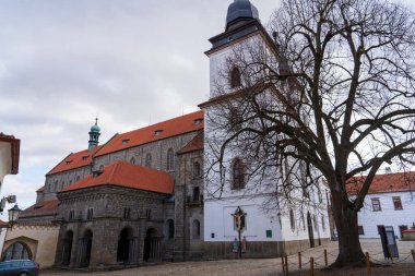 Trebic, Çek Cumhuriyeti - 4 Ocak 2025: Şehir manzarası. St. Procopius Bazilikası manzarası