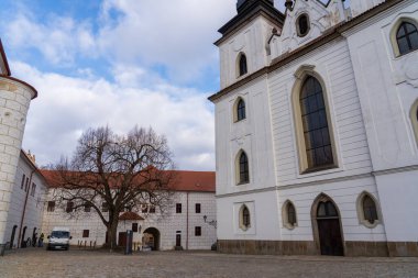 Trebic, Çek Cumhuriyeti - 4 Ocak 2025: Şehir manzarası. St. Procopius Bazilikası manzarası