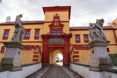 Trebic, Çek Cumhuriyeti - 4 Ocak 2025: Şehir manzarası. St. Procopius Bazilikası manzarası