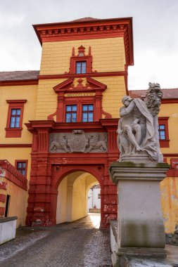 Trebic, Çek Cumhuriyeti - 4 Ocak 2025: Şehir manzarası. St. Procopius Bazilikası manzarası