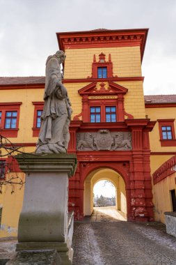 Trebic, Çek Cumhuriyeti - 4 Ocak 2025: Şehir manzarası. St. Procopius Bazilikası manzarası