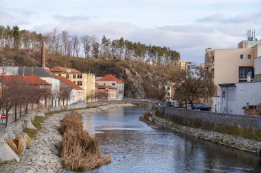 Trebic, Çek Cumhuriyeti - 4 Ocak 2025: Şehir manzarası. Jihlava Nehri manzarası.