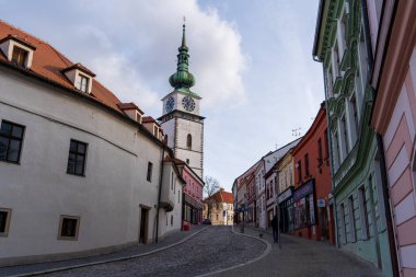 Trebic, Çek Cumhuriyeti - 4 Ocak 2025: Şehir manzarası. St. Martin Kilisesi